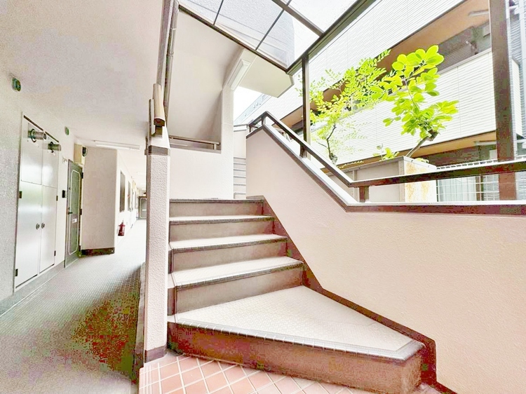 その他 落ち着いた雰囲気の階段。手すりも常設しているので、ゆったりお使いになれます。