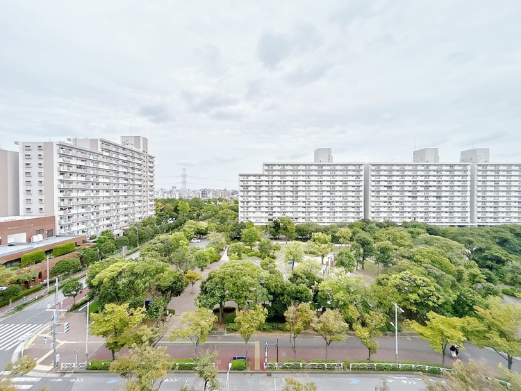 バルコニー 窓を開けると広がる青空。心をリフレッシュして日々を過ごしていきましょう。