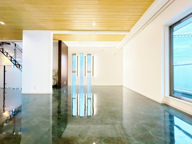 居間 居心地の良い空気感は、暮らしのステージを彩り、心からのやすらぎと満足感を与えてくれます。