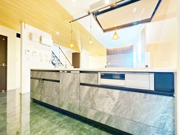 キッチン スマートな意匠と充実の機能を備えたキッチンが、暮らしにおいしい彩りを添えます。