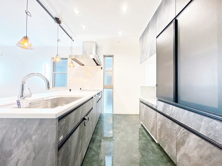 キッチン 洗練されたスタイリッシュなデザイン性と使いやすさを備えた仕様。