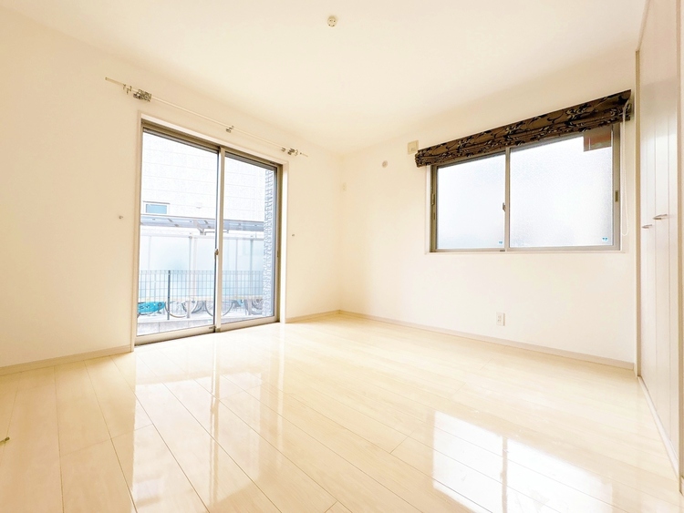 寝室 ベッドも十分に設置するスペースがあります。