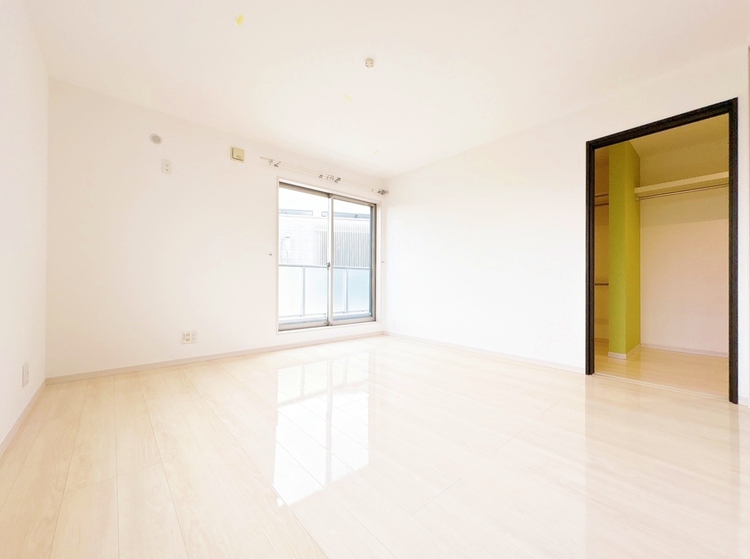 子供部屋 暖かいひだまりを全身で感じ取れる室内。光あふれる空間で子育てをする喜び。