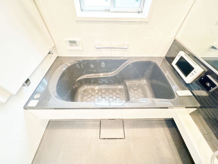 風呂 一日の疲れを癒すバスルームは、心地よいリラックスを叶える清潔感溢れる空間です。