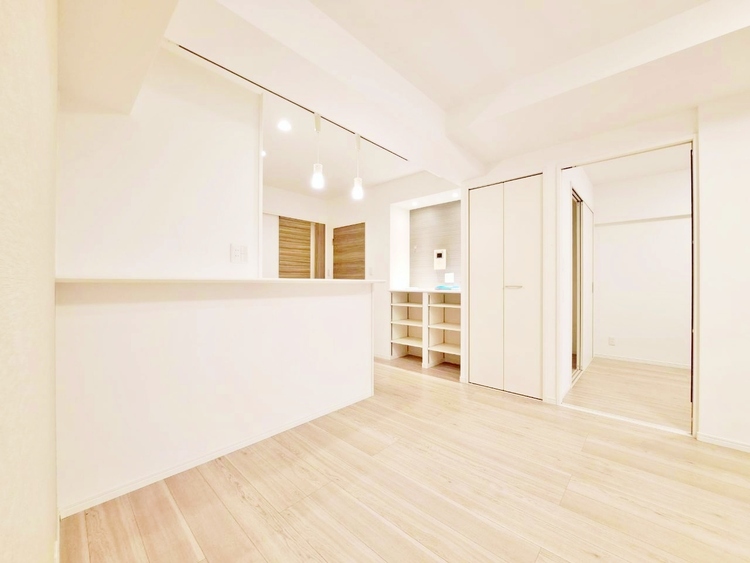 居間 飾り過ぎないシンプルな内装と偏り過ぎないデザインで統一しました。