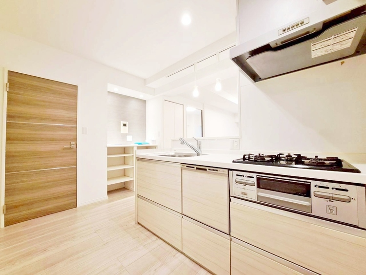 キッチン スマートな意匠と充実の機能を備えたキッチンが、暮らしにおいしい彩りを添えます。