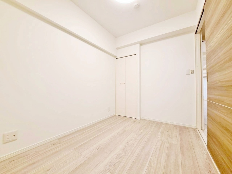 寝室 ベッドも十分に設置するスペースがあります。