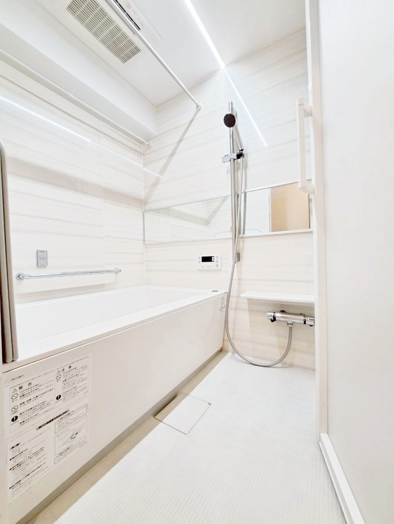 風呂 一日の疲れを癒すバスルームは、心地よいリラックスを叶える清潔感溢れる空間です。