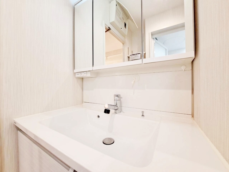 洗面 何かと物が増える場所だからこそ、スッキリと見映えの良い空間に。