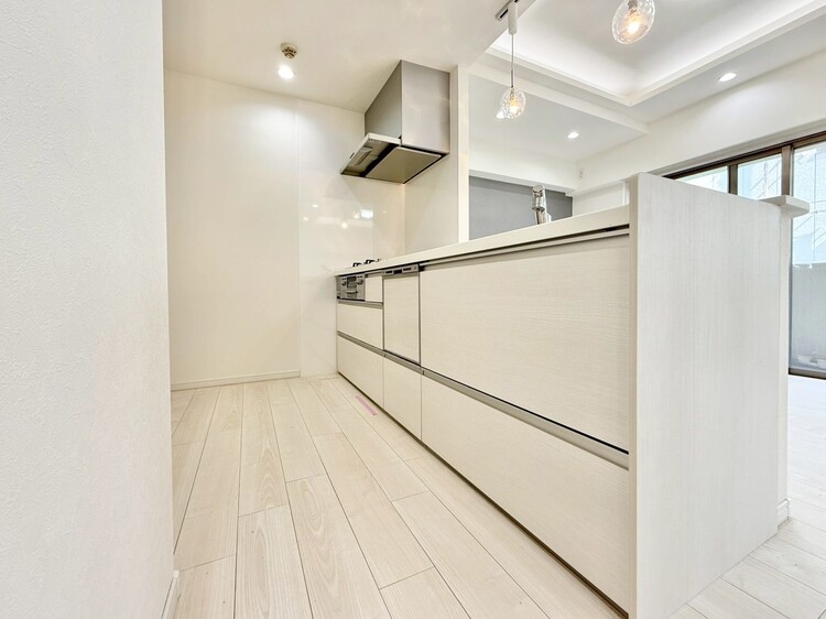 キッチン スマートな意匠と充実の機能を備えたキッチンが、暮らしにおいしい彩りを添えます。