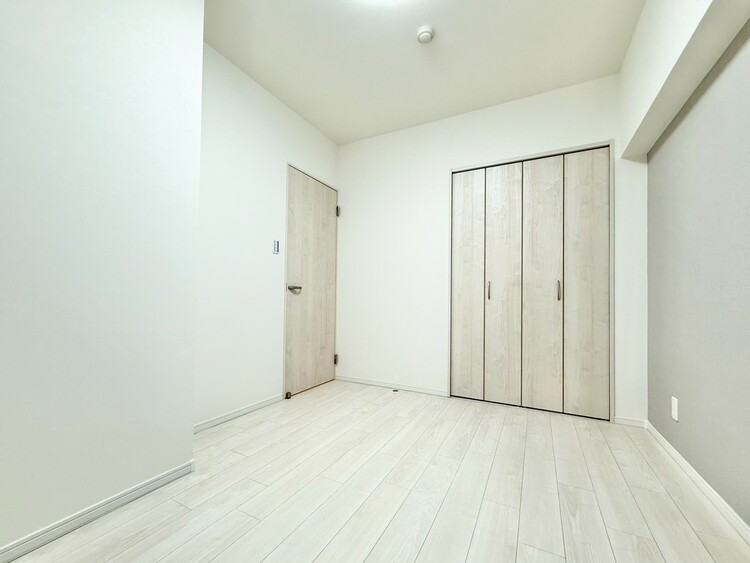 寝室 ベッドも十分に設置するスペースがあります。