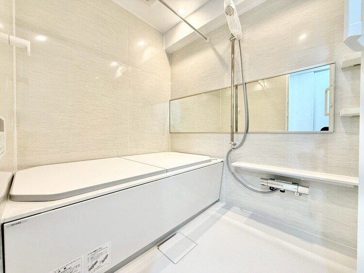 風呂 一日の疲れを癒すバスルームは、心地よいリラックスを叶える清潔感溢れる空間です。