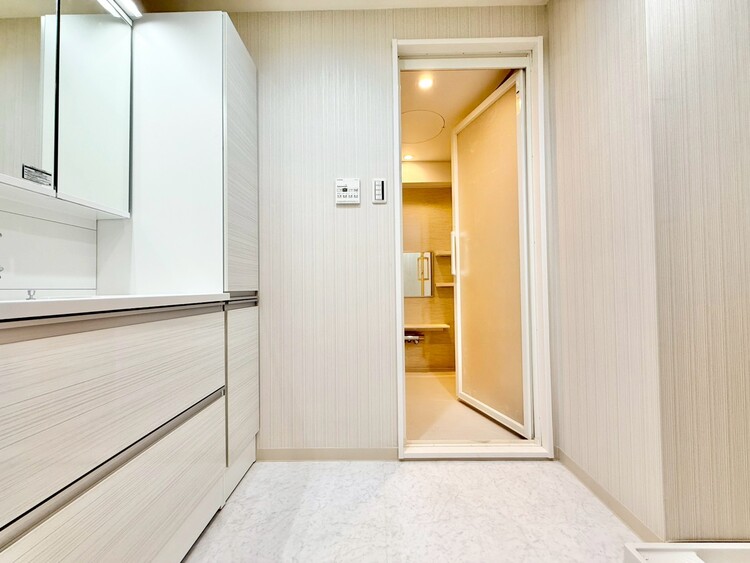 洗面 清潔感と心地よさを重視した、上質感漂うパウダールーム。