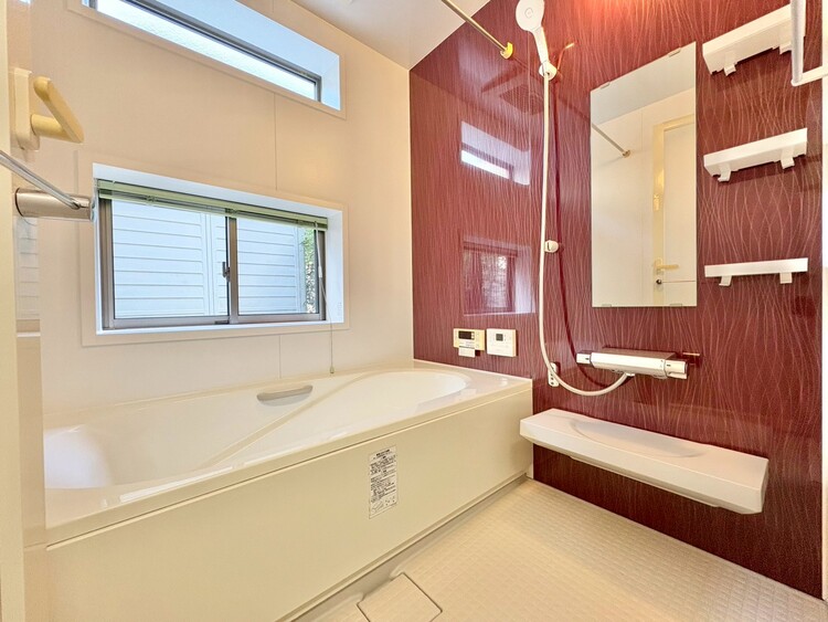 風呂 一日の疲れを癒すバスルームは、心地よいリラックスを叶える清潔感溢れる空間です。