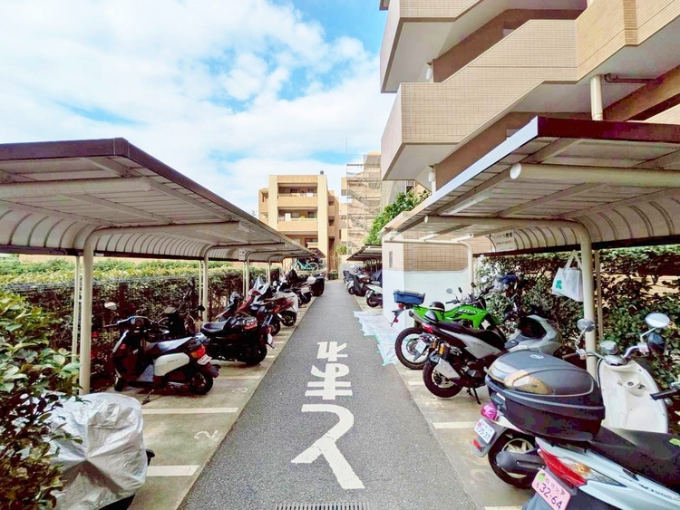 設備 きちんと整備された駐輪場。住む方の心遣いが感じられます。