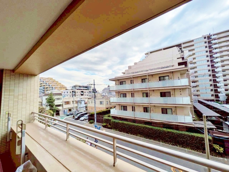 バルコニー 窓を開けると広がる青空。心をリフレッシュして日々を過ごしていきましょう。