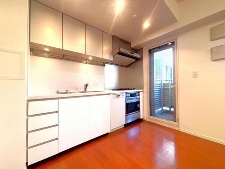 キッチン 手入れしやすいステンレスシンクと人造大理石の天板を備えた高機能キッチン。