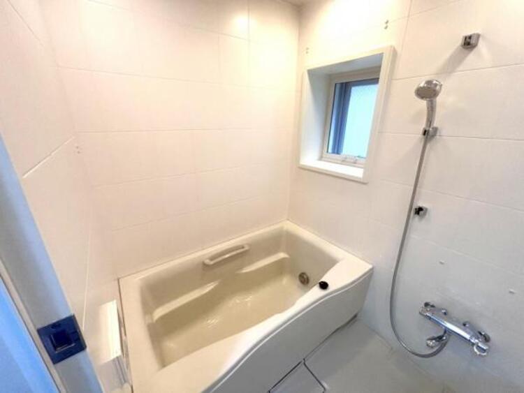 風呂 棚・鏡・蓋・乾燥棒を撤去済みでシンプル設計。掃除がしやすく、暖房で快適に入浴可能です。