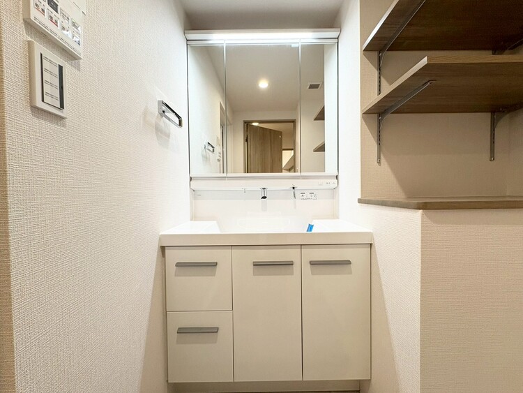 その他 清潔感を感じられる洗面化粧台。