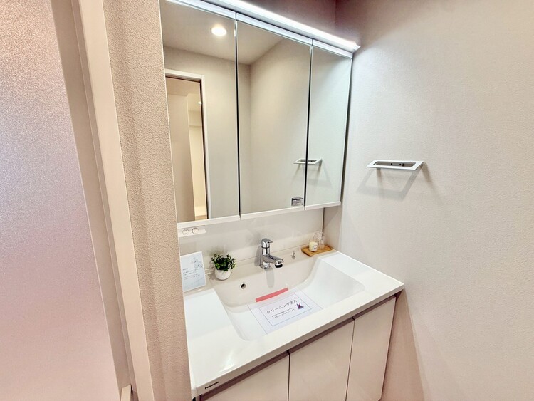 その他 清潔感を感じられる洗面化粧台。