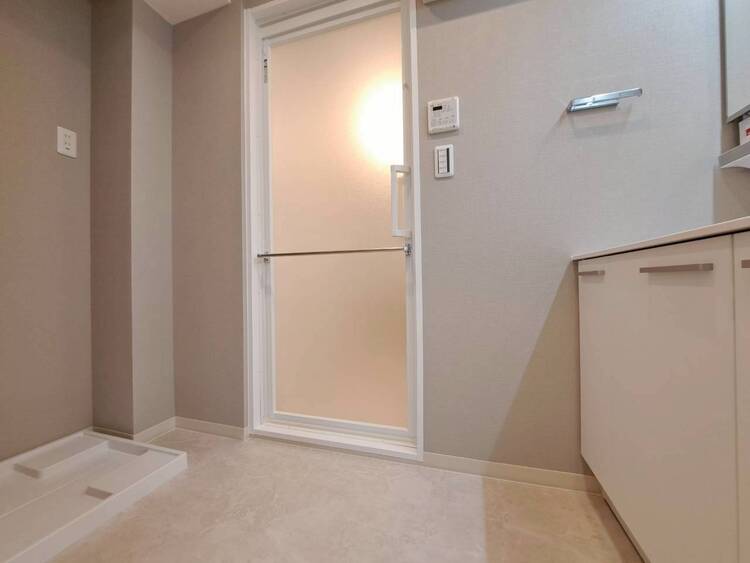 その他 十分な広さの脱衣所。