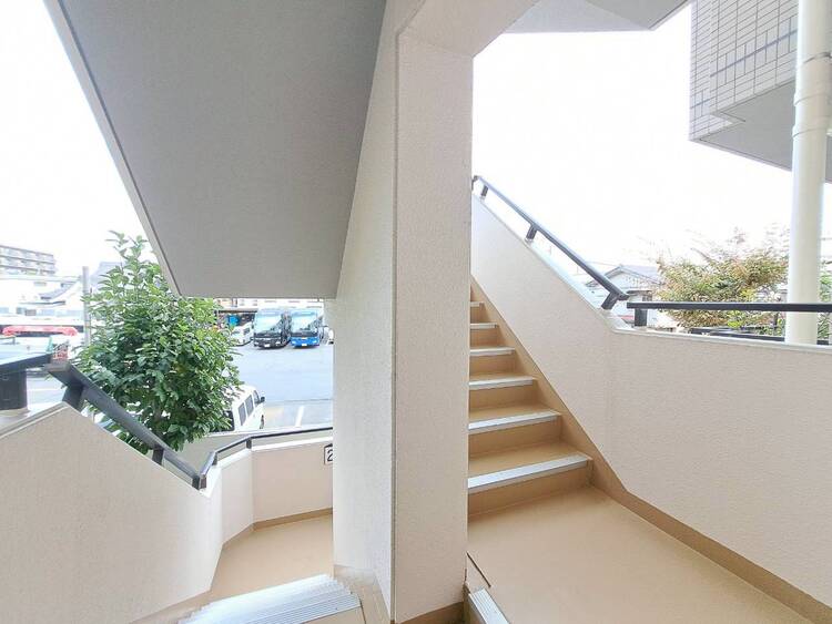 その他 共用部の階段です。明るく清潔に管理されています。