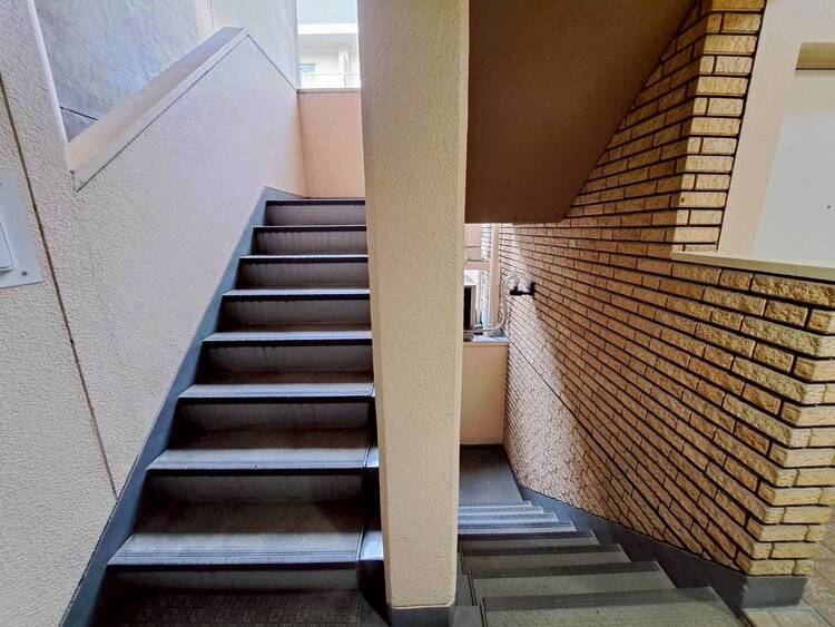 その他 共用部の階段です。明るく清潔に管理されています。