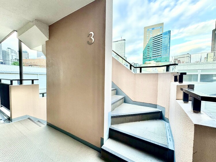 その他 共用部の階段です。明るく清潔に管理されています。