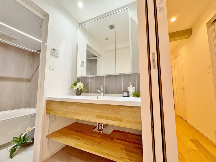 その他 清潔感を感じられる洗面化粧台。