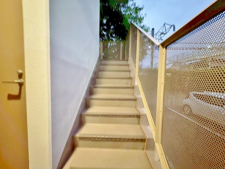 その他 共用部の階段です。明るく清潔に管理されています。