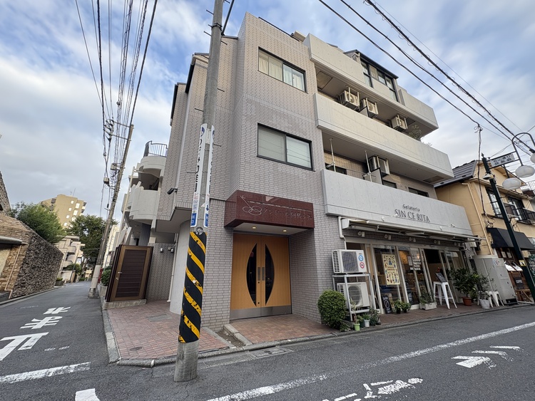 外観 ◆水面に映る◆紅葉を纏った山々を眺め、美しさのあまり感嘆のため息を漏らした事は無いだろうか。いつしか忘れかけていた自然の美しさと力強さを思い出させてくれる、そんな景色がここにもある。