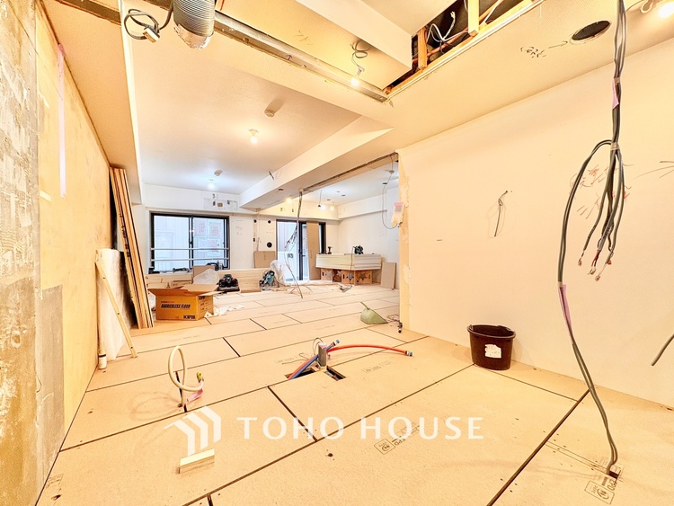 外観 ◆居心地のいい暮らし◆には欠かせない眩い採光。ゆったりとした幅の窓からこの空間に降り注ぐ採光が絶えない。明るいリビングこそ居心地のいい暮らしが待っているのだと思う。