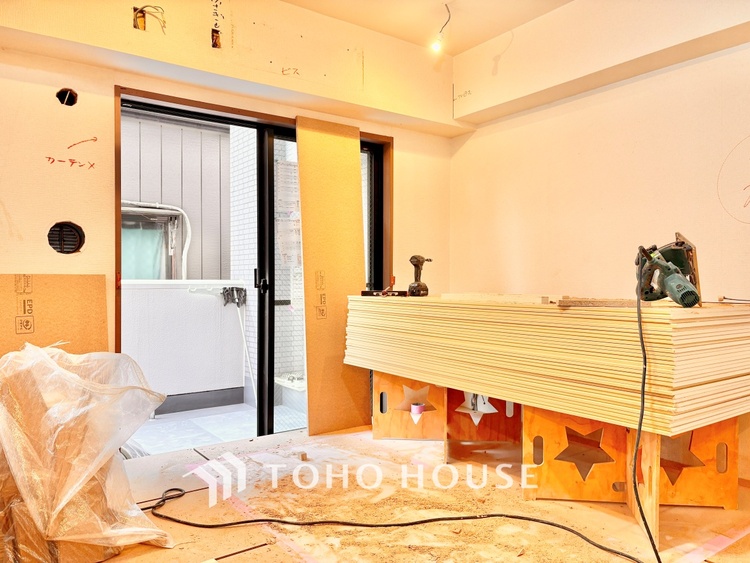 外観 ◆窓を開けると◆冷涼な風、そよぐリビング。だんらんの場所はここから始まり、ここで終わる。家族の笑顔が集う素敵な場所だから、こだわり抜いた思いが詰まっているのだと思う。