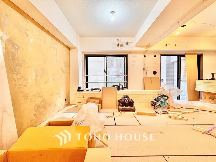 外観 ◆サンサンと◆差し込む太陽の光がこのリビングに笑いをもたらす。ソファの上のクッションがポカポカした暖気にぬくぬくと微睡んでいる。