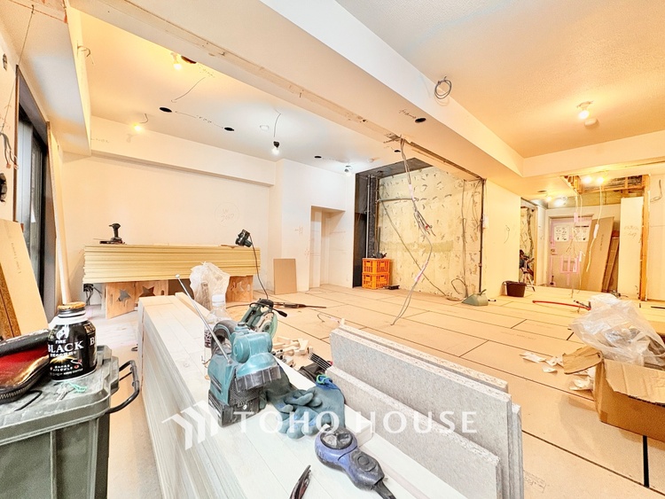 外観 ◆窓を開けると◆冷涼な風、そよぐリビング。だんらんの場所はここから始まり、ここで終わる。家族の笑顔が集う素敵な場所だから、こだわり抜いた思いが詰まっているのだと思う。