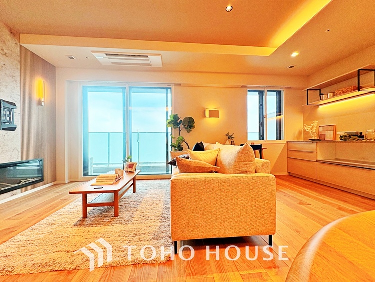 内装 【living】居心地のいい暮らしには欠かせない眩い採光。ゆったりとした幅の窓からこの空間に降り注ぐ採光が絶えない。明るいリビングこそ居心地のいい暮らしが待っているのだと思う。