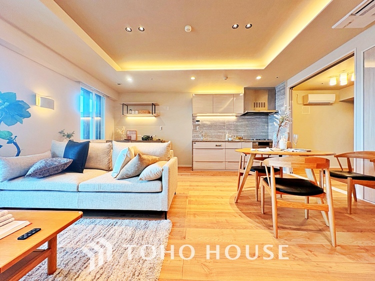 内装 叶えたかったのは落ち着きのあるナチュラルな風合い、そして開放感があるリビング。優雅な気分に浸れる幸せな時間を家族が自然と集まりたくなるこの空間で。