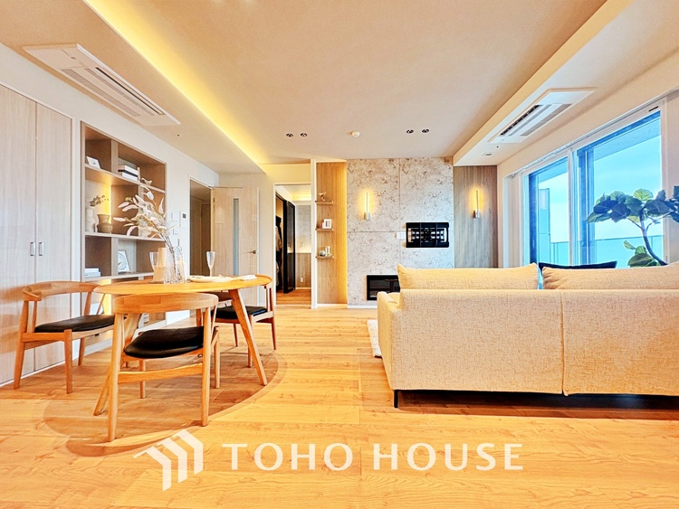 内装 ◆サンサンと◆差し込む太陽の光がこのリビングに笑いをもたらす。ソファの上のクッションがポカポカした暖気にぬくぬくと微睡んでいる。