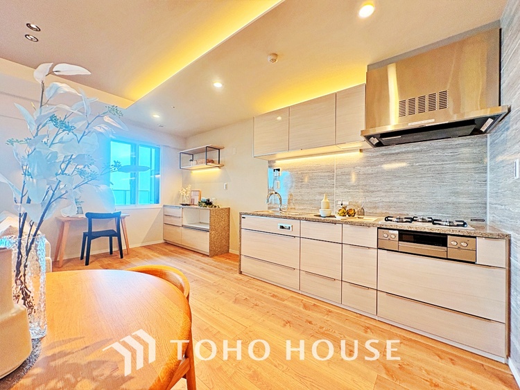 キッチン 手元の収納から、足元の収納までが全てスライド式で、奥のスペースまで有効に活用できます。奥まで上から見渡せるので、たまにしか使わない調理器具もサッと取出せます。