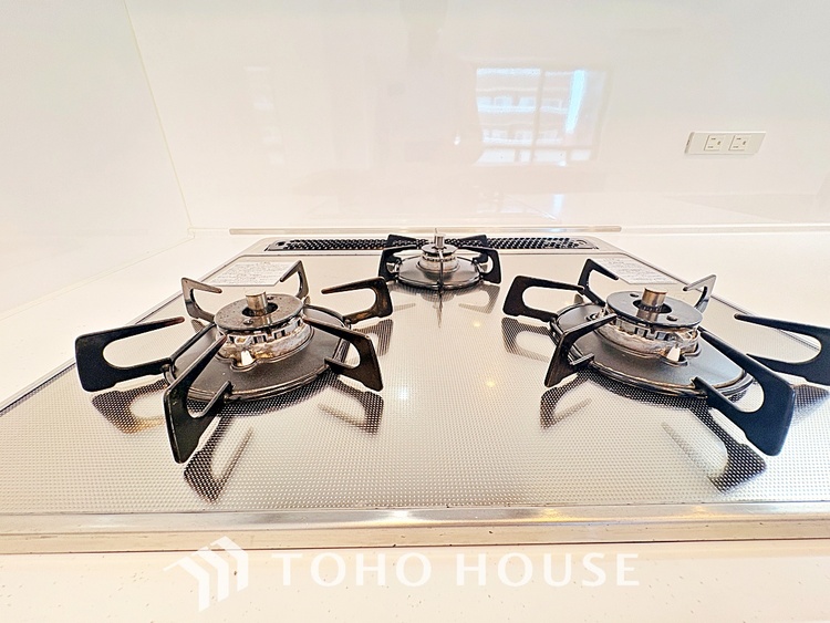 キッチン ◆愛育◆キッチンは家族の絆を育む大切な空間。シンプルで使い易いSystemKitchenで愉しく作る料理は愛情のある美味しいご馳走に。家族で使える広々としたダイニングキッチンです。