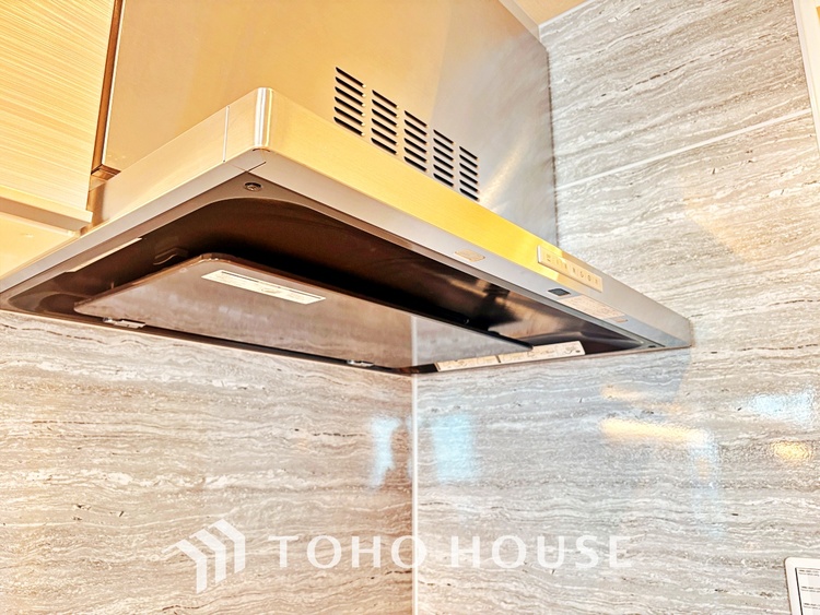 キッチン キッチンは家族の絆を育む大切な空間。シンプルで使い易いシステムキッチンで愉しく作る料理は愛情のある美味しいご馳走に。家族で使えるダイニングキッチンです。