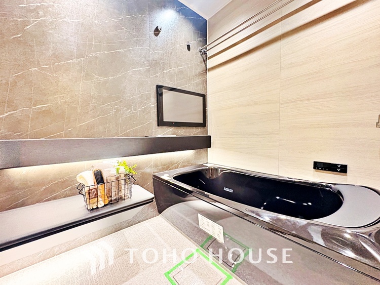 風呂 【浴室】《一日の疲れを落としてくれる場所は、落ち着く場所でなければならない》　高級感溢れるカラーと大きさ・柔らかな曲線で構成された半身浴も楽しめるバスタブが心地よさをもたらします。