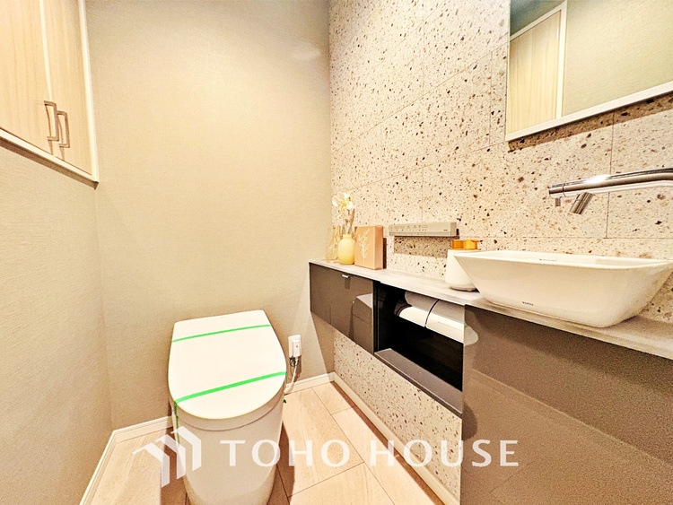 トイレ 清潔感あるホワイト調のクロスと温もり溢れるモダンカラーの床材が見事に調和した本邸宅は、毎日の生活を少しでも快適に過ごして頂ける様に落ち着いた雰囲気作りから行っています。