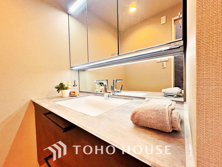 洗面 気持ちの良い朝をつくりだし、夕方には笑顔を取り戻させてくれるミラー。パウダールームはいつでも本来の自分を取り戻せる空間。明るく仕上げてあります。