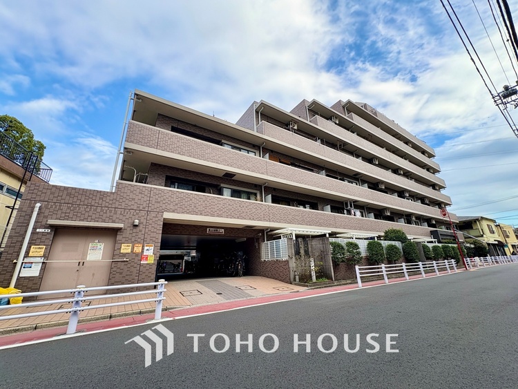 外観 【Entrance of your life】明るい玄関が家族を迎え入れる。今日はどんな一日が待っているんだろう。皆どんな一日を終えて帰ってくるんだろう。