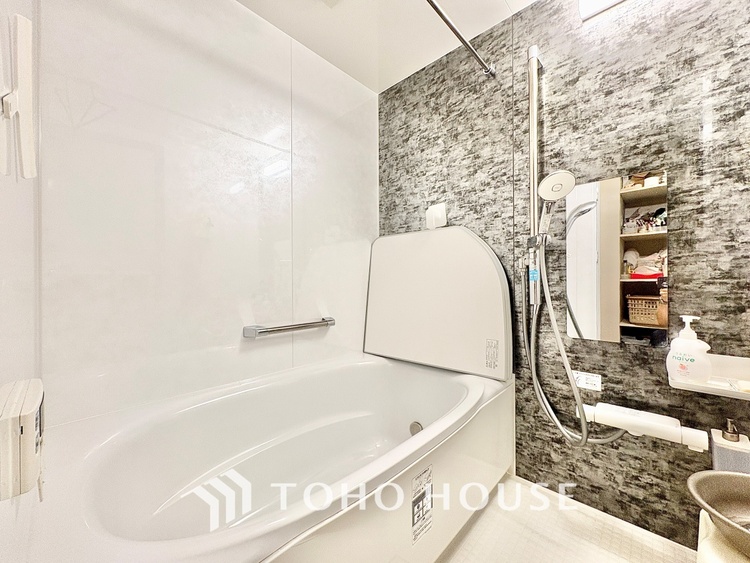 風呂 【Bathroom makes you free】疲れを翌日に残さない。そのための広々としたお風呂。足を伸ばしてさあ浸かろう。