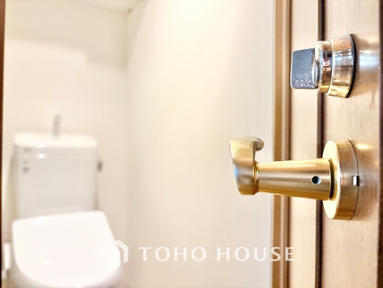 トイレ 【Entrance of your life】明るい玄関が家族を迎え入れる。今日はどんな一日が待っているんだろう。皆どんな一日を終えて帰ってくるんだろう。