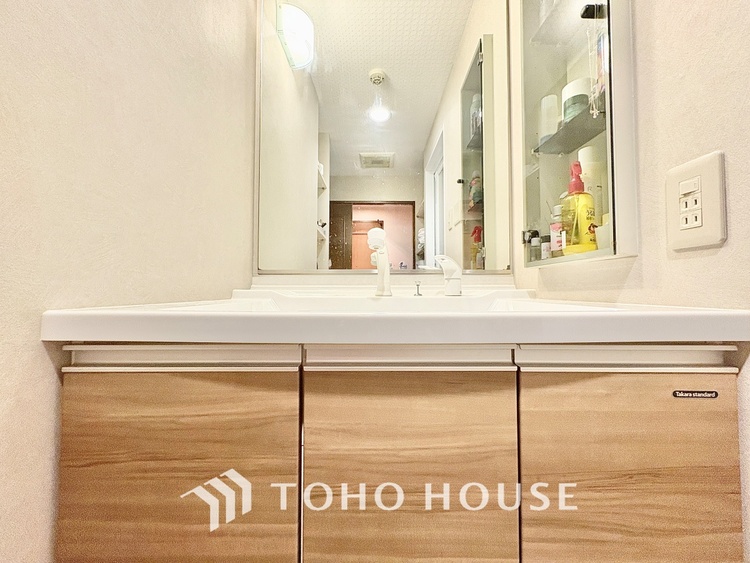 洗面 【Powderroom】広く使い勝手のよい空間と設備で演出。シンプルな使いやすさだけでなくたっぷりの収納力も実現。