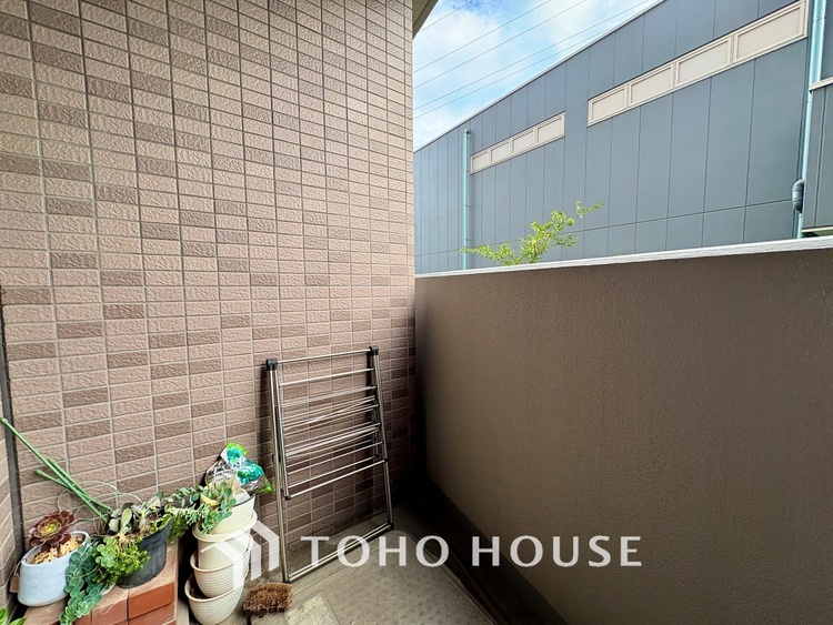 バルコニー 【the view of the sunlight】日差しと景色を取り入れつつ、プライベートな空間を演出するバルコニー