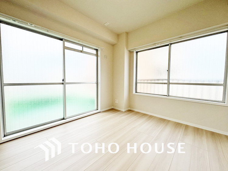 内装 大きな窓のあるリビングは自然と家族が集まる空間に